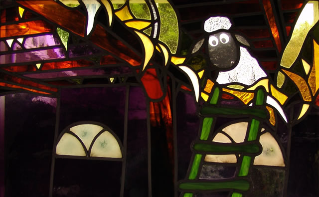 Glas in lood met Shaun the Sheep op hooizolder