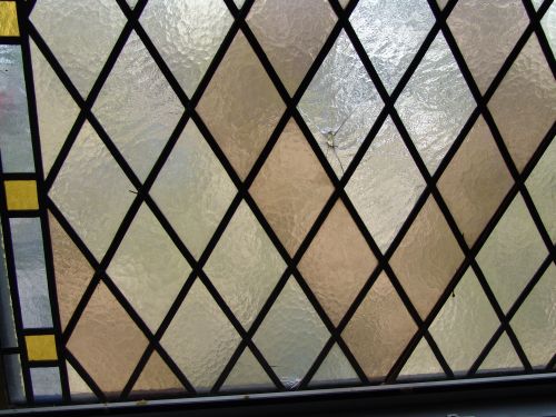 Enkele van ca. 65 breuken in het glas-in-lood