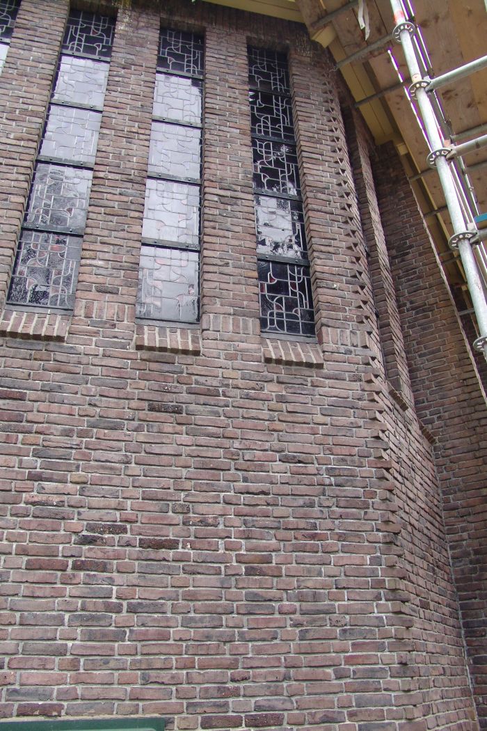 Restauratie van glas in lood buitenaf noodzakelijk