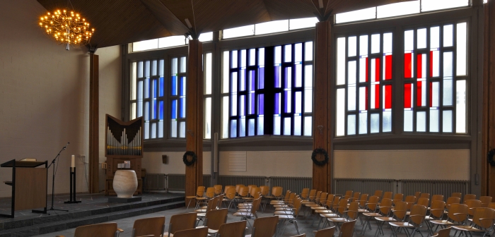 Glas in lood in de zuidgevel met het kerkorgel