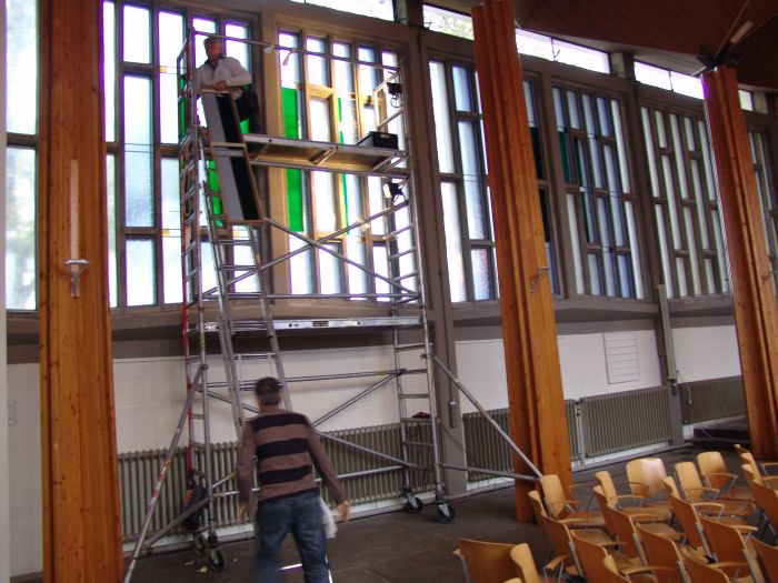 Montage van het groene en zeegroene glas in lood