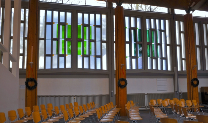Groen en zeegroen glas in lood in de noordgevel
