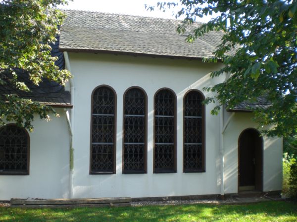 Zijaanzicht begraafplaatskapel Bendorf-M�lhofen