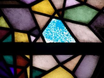 Oude reparaties met floatglas, silikonenkit en bruine verf zijn door AvD-Glas verwijderd