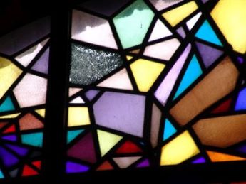 Oude reparaties met floatglas, silikonenkit en bruine verf zijn door AvD-Glas verwijderd