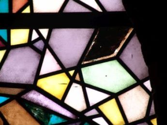 Oude reparaties met floatglas, silikonenkit en bruine verf zijn door AvD-Glas verwijderd
