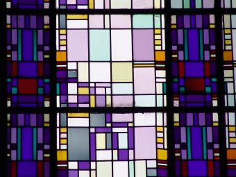Werkzaamheden: diverse glas in lood panelen worden overgelood en het kapotte glas vervangen