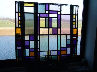 Werkzaamheden: diverse glas in lood panelen worden overgelood en het kapotte glas vervangen