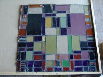 Werkzaamheden: diverse glas in lood panelen worden overgelood en het kapotte glas vervangen
