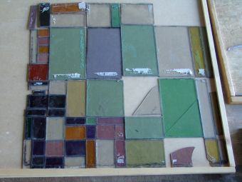 Werkzaamheden: diverse glas in lood panelen worden overgelood en het kapotte glas vervangen