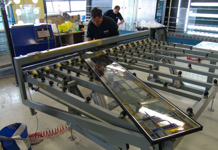 Glas in lood isoleren in de fabriek