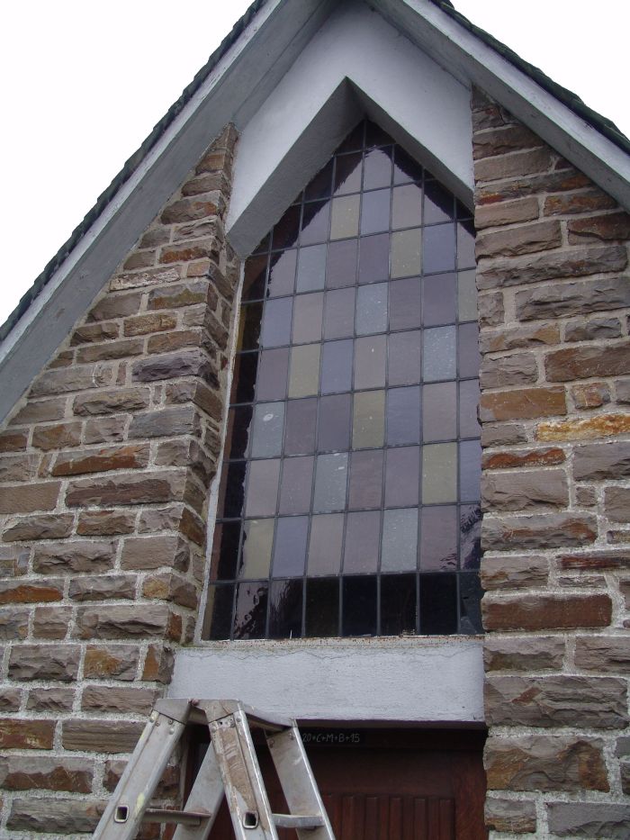 Glas in lood van ca. 110 x 230cm doorgezakt en gebroken