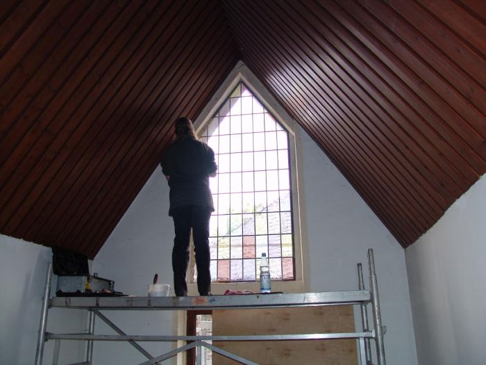 Glas in lood wordt gemonteerd met beglazingskit en staalstopverf.