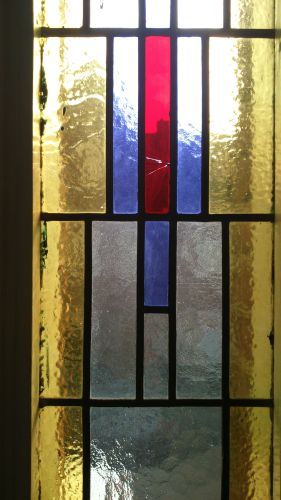 Detail van origineel glas in lood bij de buren