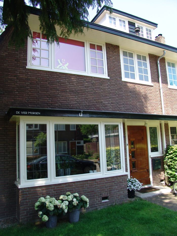 Glas in lood op begane grond, houten roedes op 1e verdieping