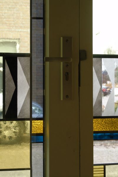 Detail voordeur met brandschilderwerk