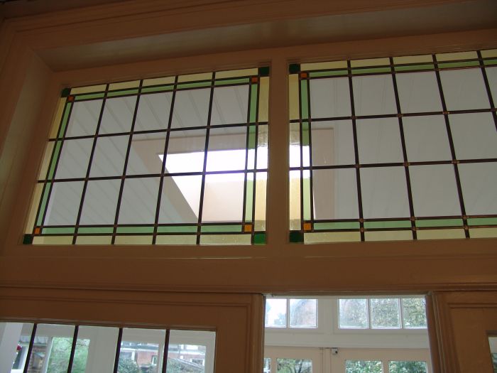 Detail glas-in-lood in bovenlichten