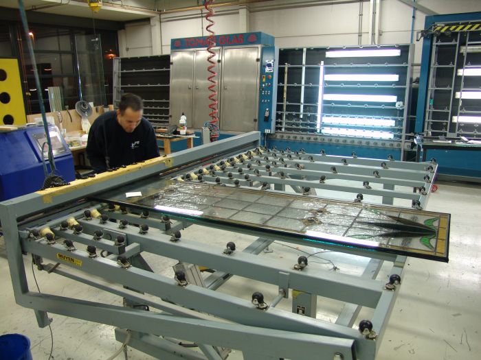 Glas in lood wordt gekit