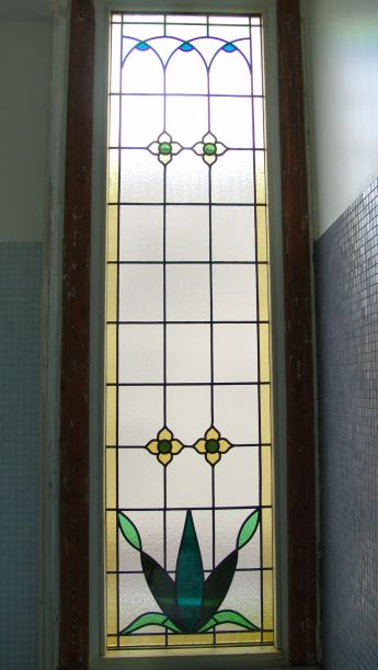 Glas in lood in toilet en badkamer, nu nog even afschilderen.