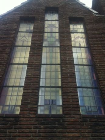 Glas in lood met lelijke, blanke reparaties wordt uitgebouwd