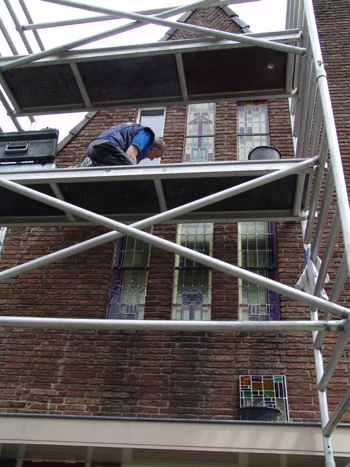 Glas in lood tijdens het plaatsen