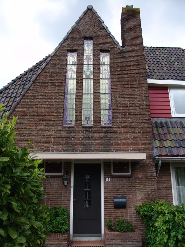 Glas-in-lood gerestaureerd en teruggeplaatst