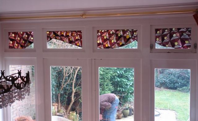 4 x glas-in-lood in In bovenlichten, achtergevel