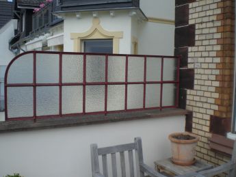 Vorhandenes Gel�nder mit Strukturglas