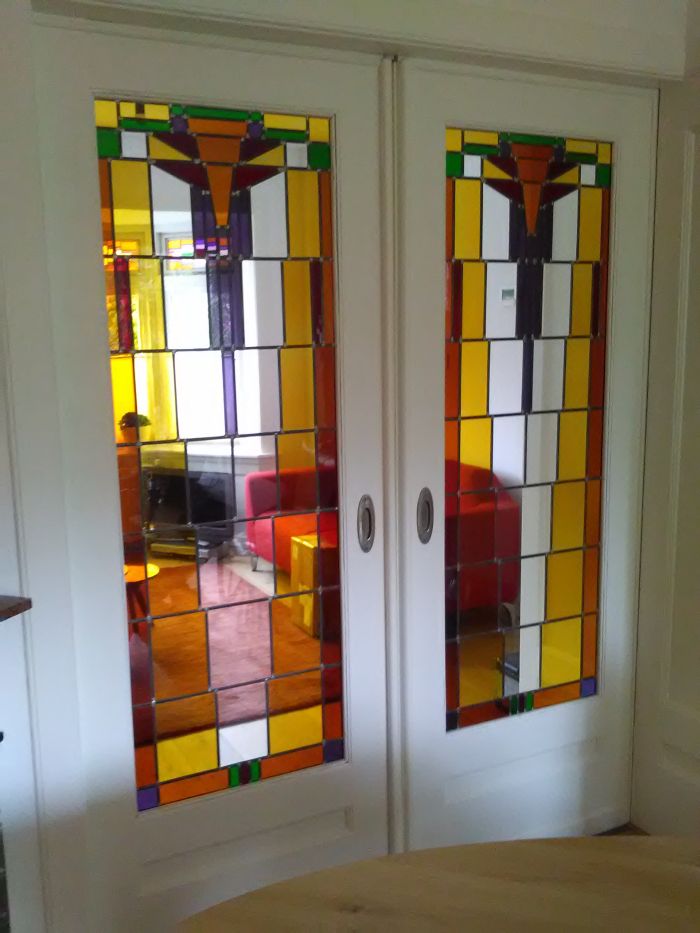 Glas in lood in kamer en suite deuren teruggeplaatst