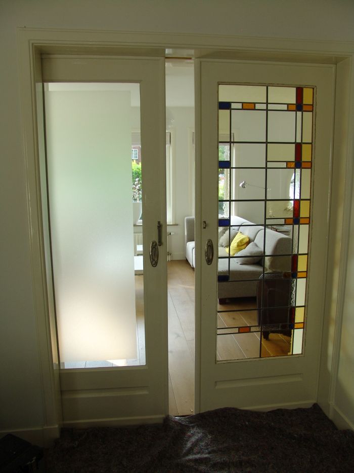 Montage van glas in lood in de kamer en suite deuren