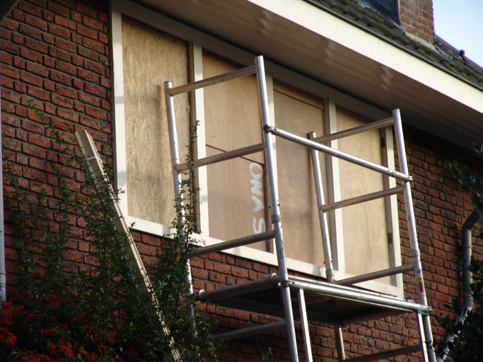 Glas in lood uitgebouwd en noodvoorziening geplaatst