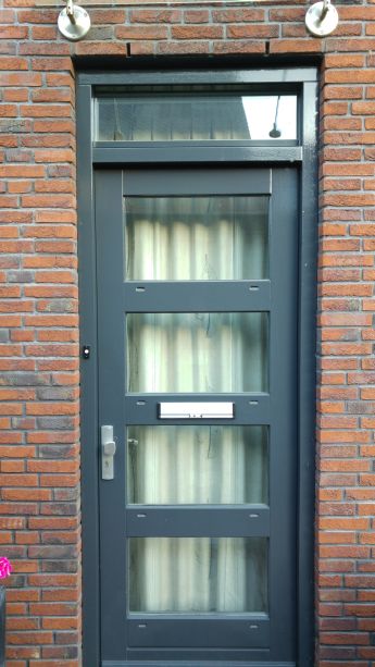 Moderne voordeur en ontwerp van AvD-Glas
