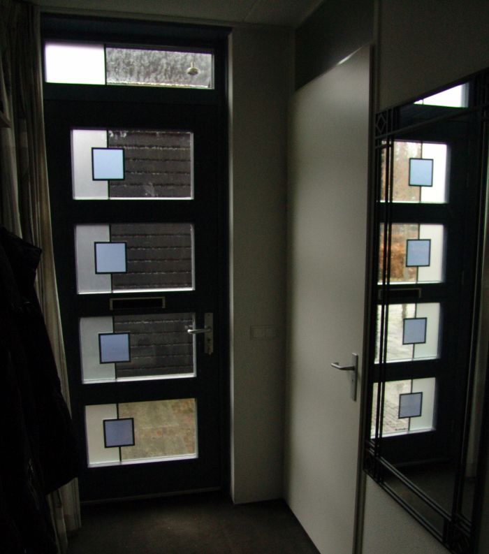 Modern glas in lood in voordeur met spiegelbeeld