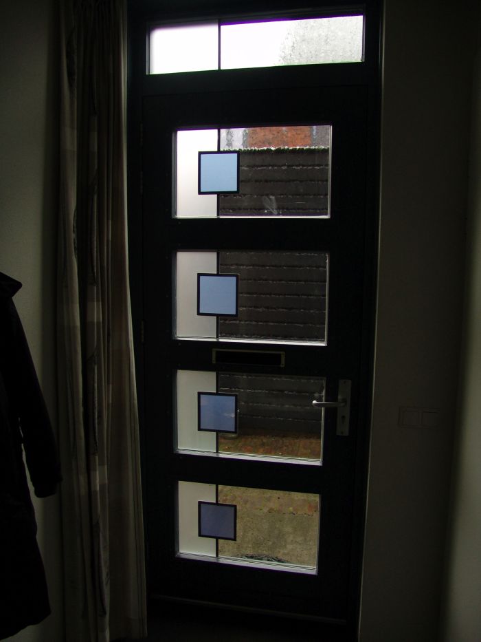 Strak glas in lood in huisdeur en bovenlicht