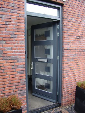 Modern glas in lood van AvD-Glas voor en na montage