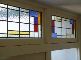 Glas in lood in 5 bovenlichten van de erker, door AvD-Glas