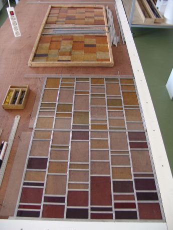 Glas in lood zetten in de werkplaats van AvD-Glas