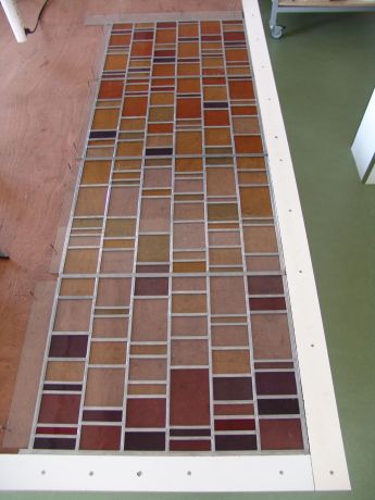 Glas in lood zetten in de werkplaats van AvD-Glas