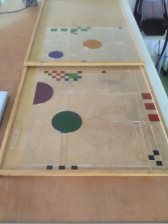 Glas in lood wordt gesneden en gezet