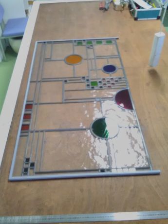Glas in lood wordt gesneden en gezet