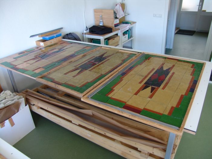 Glas in lood in de werkplaats van AvD-Glas