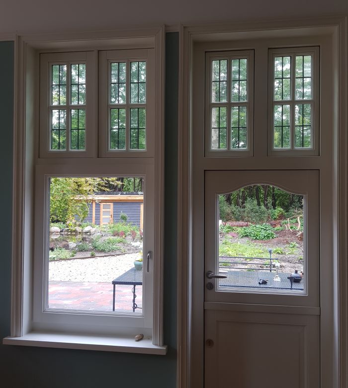 Glas in lood in 4 van 18 bovenlichten.