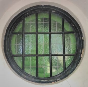 Oud rond kozijn met roedes / Nieuw glas in lood in productie