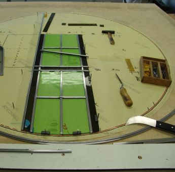 Oud rond kozijn met roedes / Nieuw glas in lood in productie