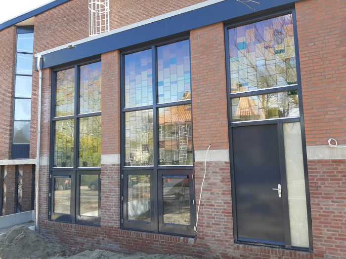 Glas in lood in isolatieglas, buitenaanzicht bij daglicht