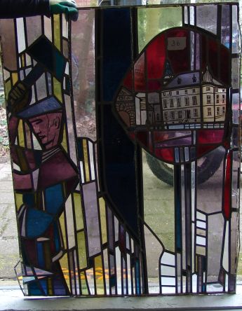 Oud glas in lood met industrieel thema
