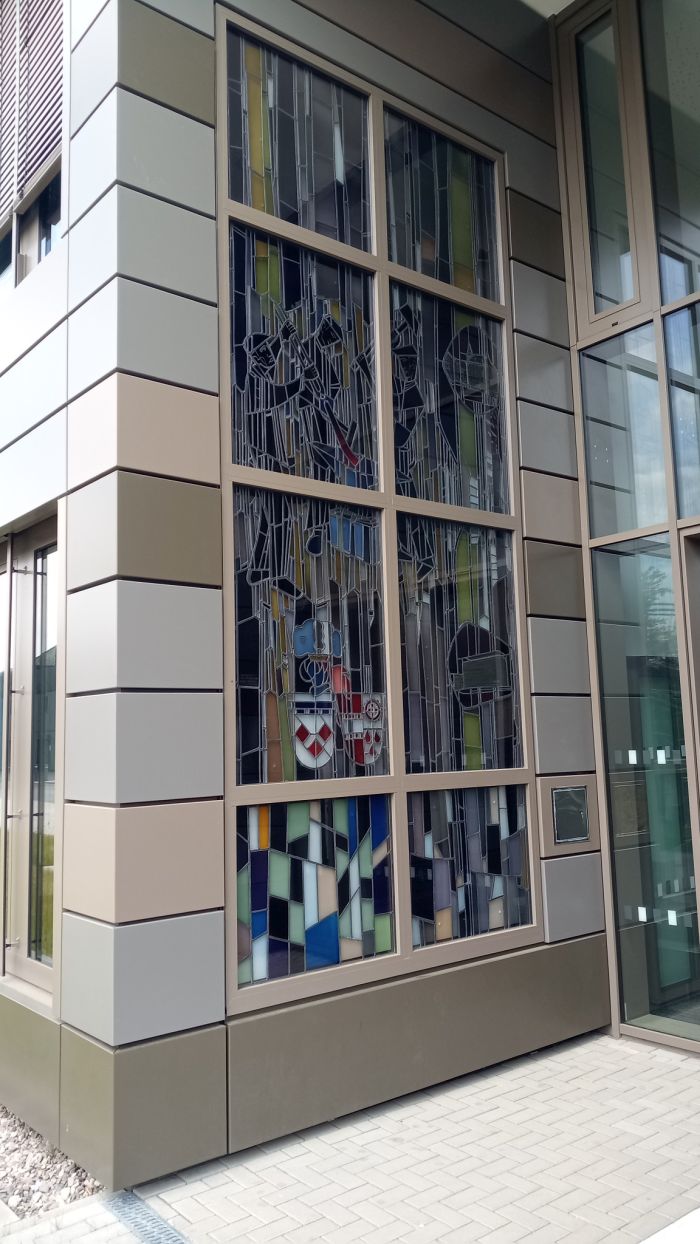 Glas in lood in isolatieglas gemonteerd in aluminium fassade