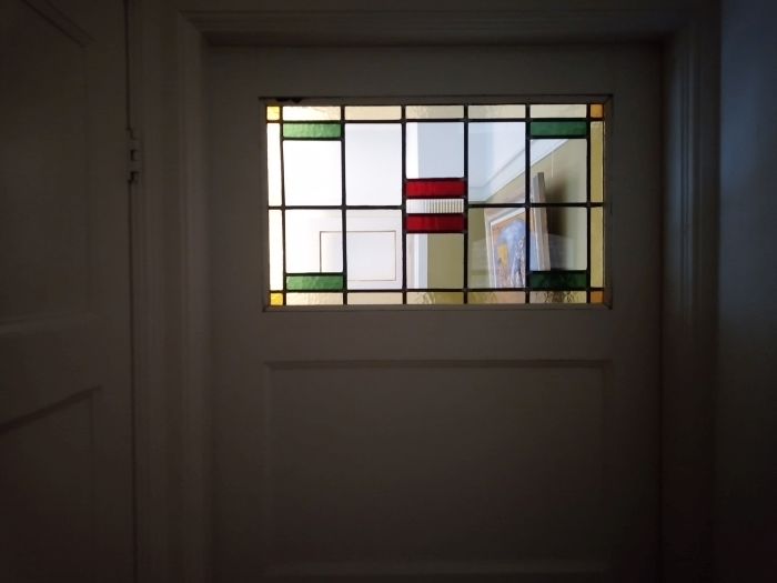 Glas in lood in houten tussendeur in jaren '30 huis.