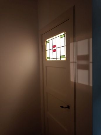 Glas in lood in keukendeur en toiletdeur tegen inkijk