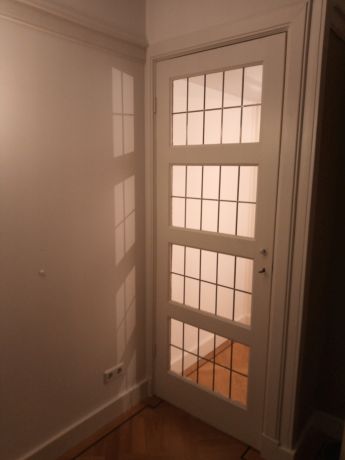 Blank glas in lood in tochtdeur